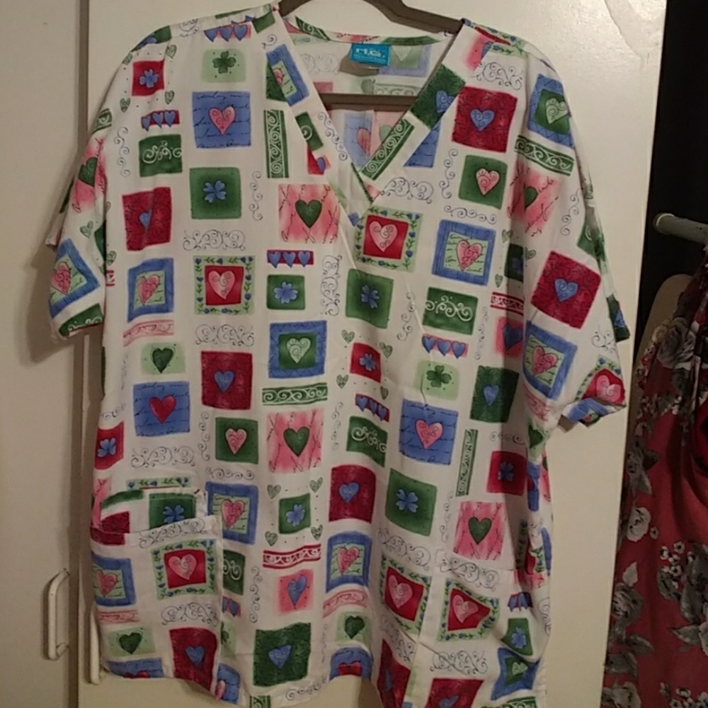 **NWOT** Scrub top Hq. Hearts, flowers